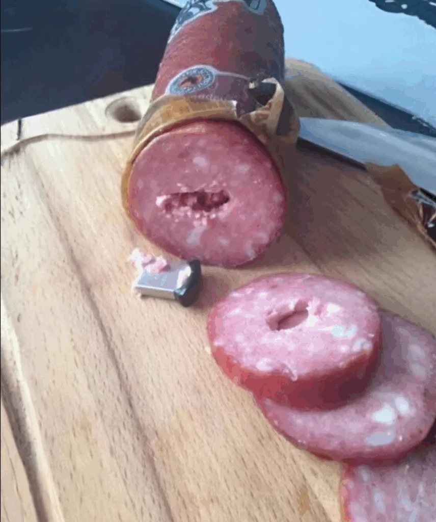 J’ai trouvé une clé USB dans une simple saucisse — au début, je pensais que c’était un accident, jusqu’à ce que je regarde ce qu’elle contenait.