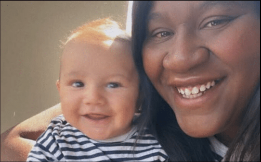 Mélissa Bédard montre le cadeau de son fils et il a l’air tellement heureux