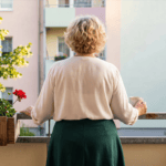 Ma petite-fille a six ans. Dimanche, pendant le déjeuner, elle m’a demandé si ma chambre avec balcon serait à elle « quand mamie ira au paradis », parce que sa mère le lui avait promis. J’ai regardé ma fille. Elle a répondu qu’elle « n’allait pas mentir à l’enfant ».