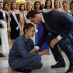 Déterminé à se venger de sa femme infidèle, le millionnaire assista à un concours de beauté et vit les mannequins se moquer d’une jeune femme de ménage : « Des serpillières à la place des mannequins, hein ? » Il s’approcha d’elle et murmura : « Sèche tes larmes, viens avec moi… »
