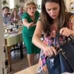 Ma belle-mère a inspecté mon réfrigérateur devant les invités. Mais lorsque j’ai ouvert son sac, toute la table est restée silencieuse.
